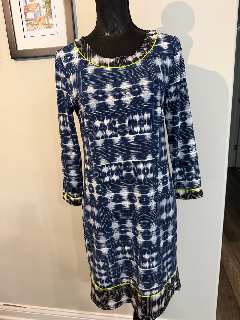 BCBGMaxAzria Women’s Blue White Patterned 3/4 Sleeve Shift Dress with Neon Trim
